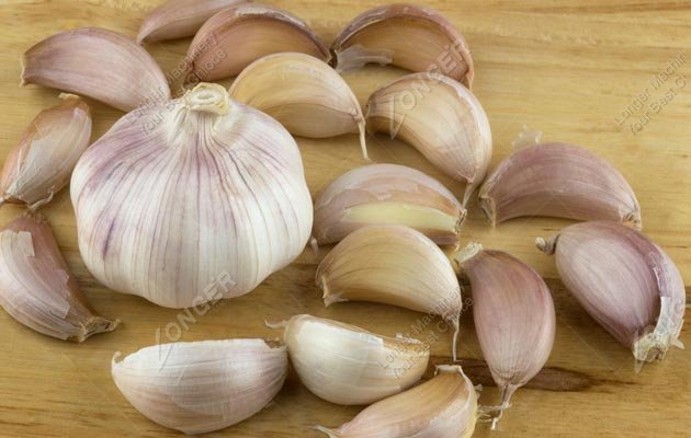 Garlic clove separating machine for breaking garlic bulb